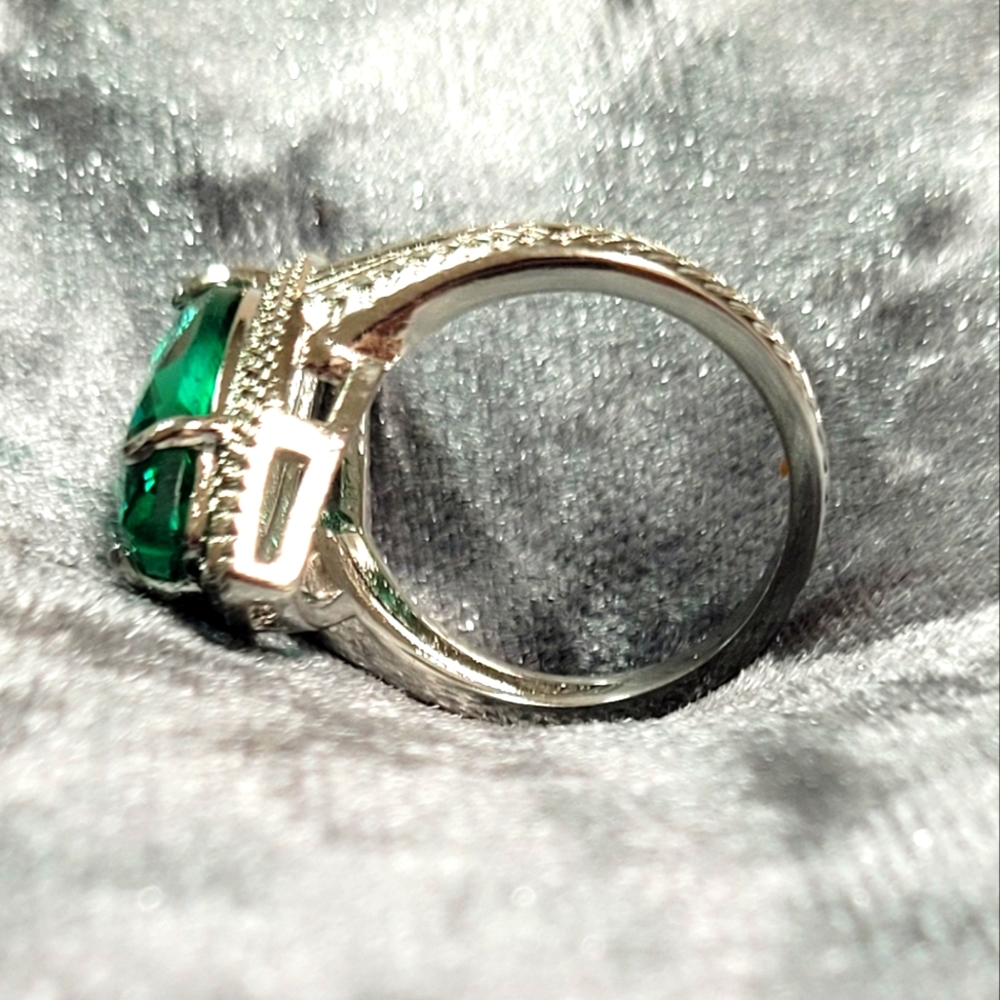 Large Green Marquise shaped Rhinestone Ring - Picture 10 of 12